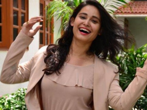 Swati Semwal, who was playing Sonu Sood's wife in Manikarnika, opts out of Kangana Ranaut's film Swati Semwal, who was playing Sonu Sood's wife in Manikarnika, opts out of Kangana Ranaut's film